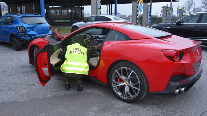 Straż Graniczna odzyskała poszukiwane Ferrari o wartości 1,2 mln zł
