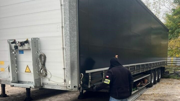 Naczepa ciężarowa o wartości niemal 100 tysięcy złotych odzyskana