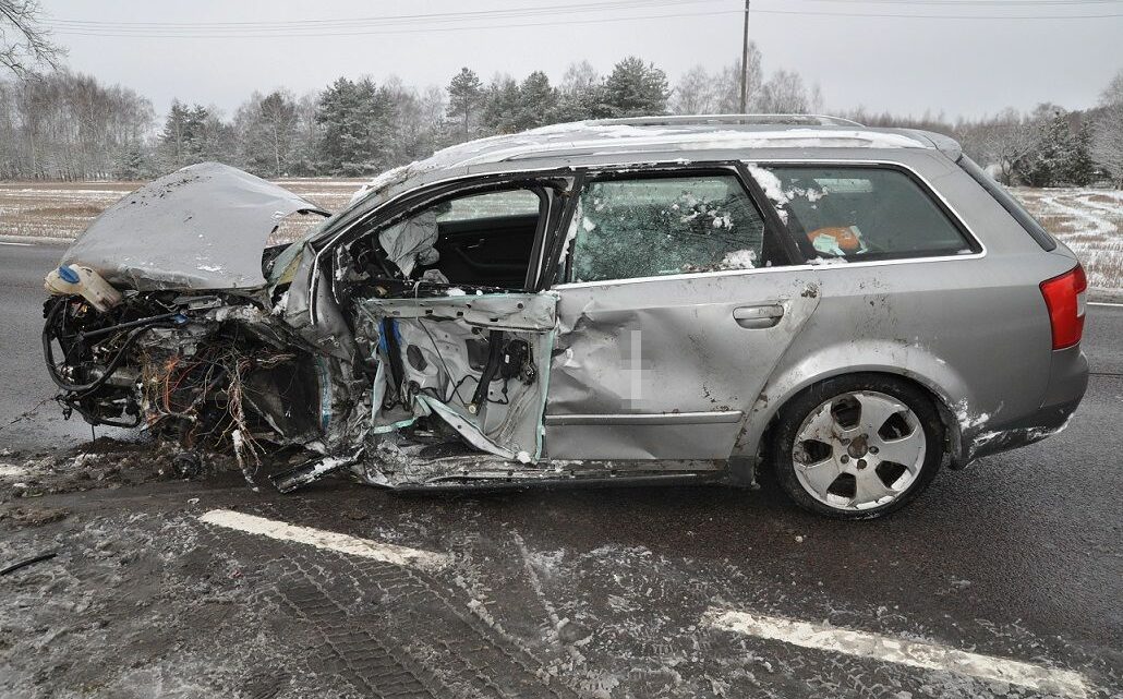 Kierowca Audi stracił panowanie nad autem – uderzył w bok ciężarówki
