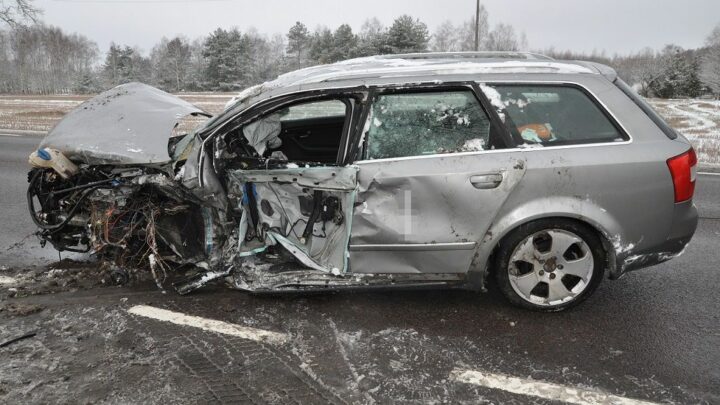Kierowca Audi stracił panowanie nad autem – uderzył w bok ciężarówki