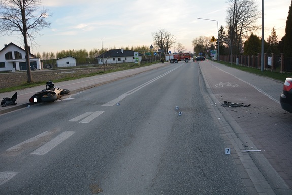 Wypadek z udziałem motocyklisty w Żelkowie Kolonii.